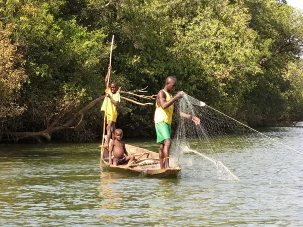 Young fishermen, Sankarani river, downstream Selingue dam, Mali / Water Alternatives Photos / CC BY-NC 2.0 Young fishermen, Sankarani river, downstream Selingue dam, Mali - by Jean-Yves Jamin / Water Alternatives / CC BY-NC 2.0